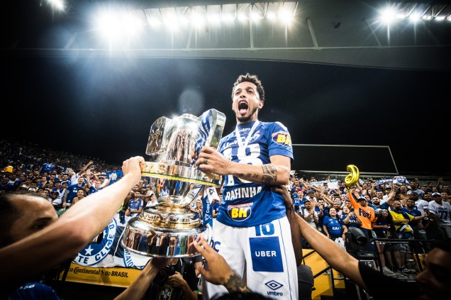 O atacante Rafinha comemora o título da Copa do Brasil pelo Cruzeiro após vitória sobre o Corinthians no Itaquerão