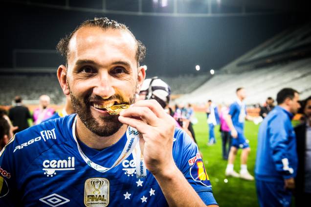 O atacante argentino Hernán Barcos comemora o título da Copa do Brasil após vitória sobre o Corinthians O atacante argentino Hernán Barcos comemora o título da Copa do Brasil após vitória sobre o Corinthians