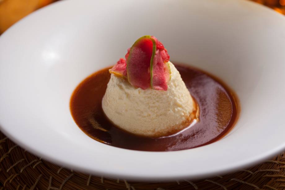 O pudim de queijo fresco com calda de goiabada é uma das opções de sobremesa no cardápio do Viela Gastronômica para o Menu Veja Comer & Beber Goiânia