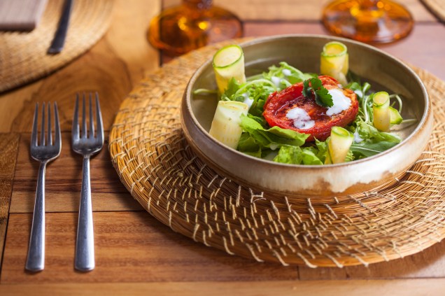 A salada de abobrinha marinada figura entre as sugestões de entrada do restaurante Viela Gastronômica para o Menu Veja Comer & Beber Goiânia 2018