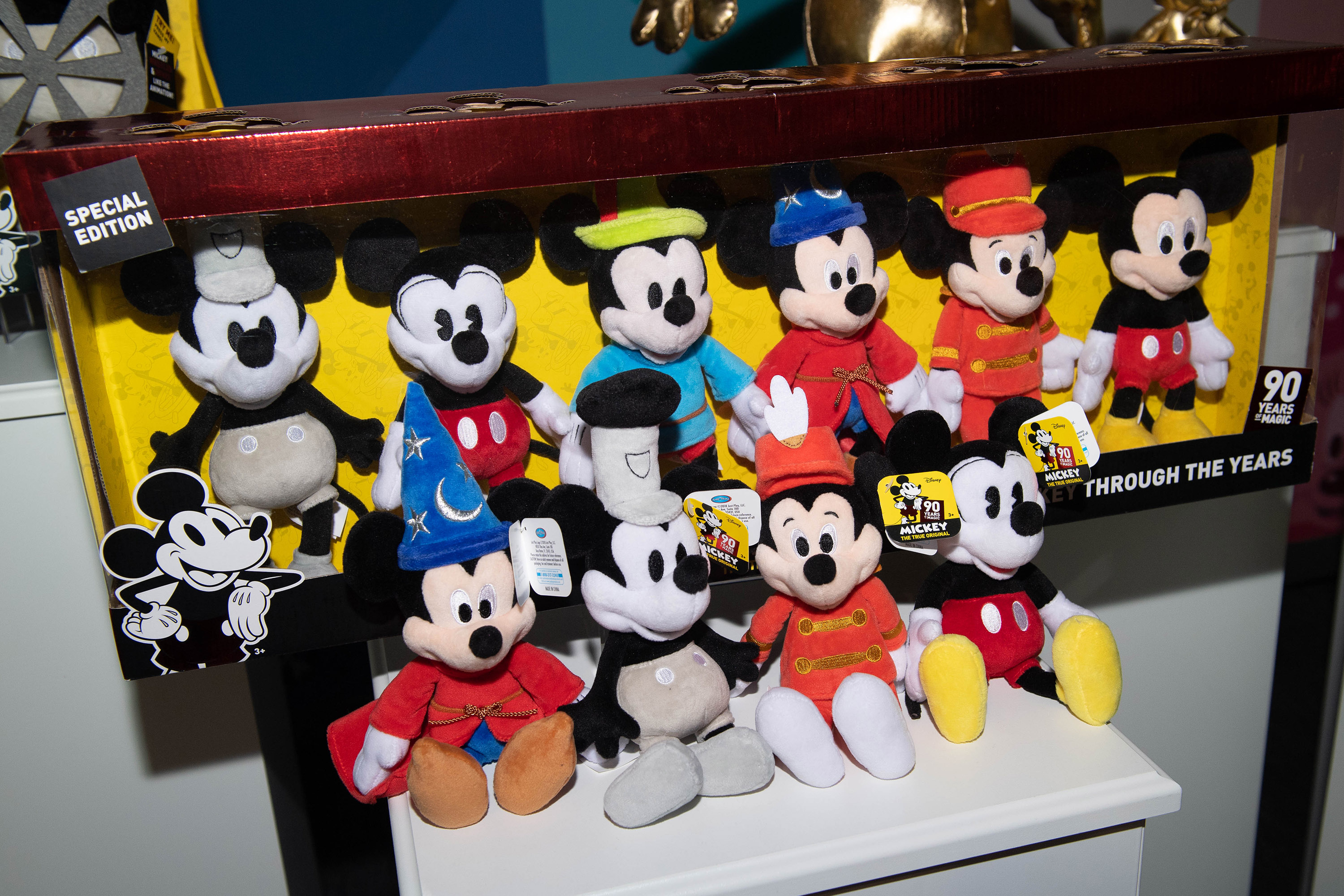 Edição comemorativa mostra a evolução de Mickey em bonecos de pelúcia