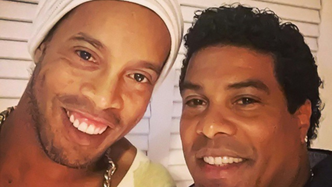 Ronaldinho Gaúcho faz selfie com o irmão, Roberto Assis Moreira, em férias no Rio