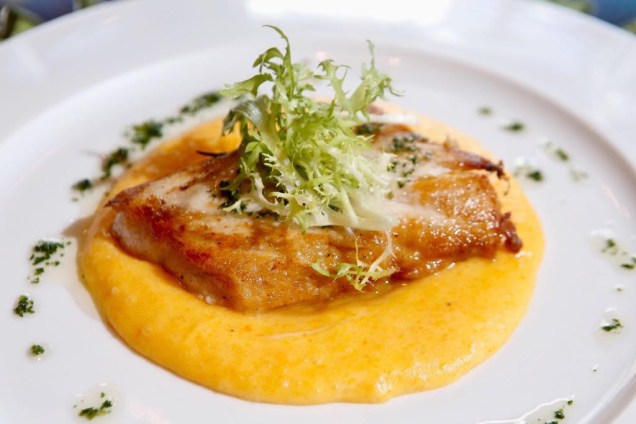Peixe branco confitado com musseline de raízes é um dos pratos principais do Bistot Du Vin para a segunda edição do Menu Veja Comer & Beber Salvador