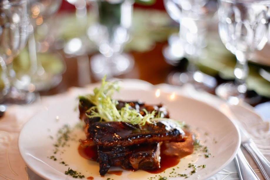 Também é sugestão de entrada a costelinha suína marinada em caipirinha, receita do Bistrot Du Vin para a segunda edição do Menu Veja Comer & Beber Salvador