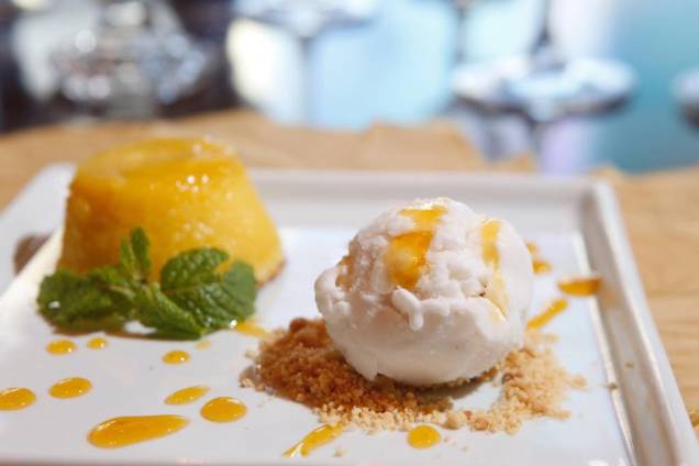 No arremate, o quindim vem escoltado por sorvete de cacau: sobremesa do Bistrot Du Vin durante o Menu Veja Comer & Beber Salvador No arremate, o quindim vem escoltado por sorvete de cacau: sobremesa do Bistrot Du Vin durante o Menu Veja Comer & Beber Salvador