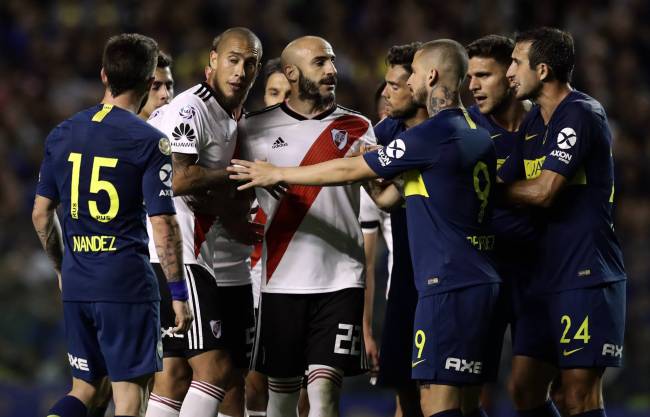 Jogadors de Boca Juniors e River Plate discutem na Bombonera em clássico do Campeonato Argentino de 2018