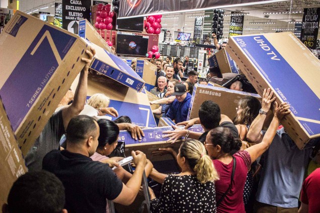 Consumidores aproveitam ofertas de TVs no Hipermercado Extra, localizado na Av.Ricardo Jafet, em São Paulo (SP), no início da Black Friday - 22/11/2018