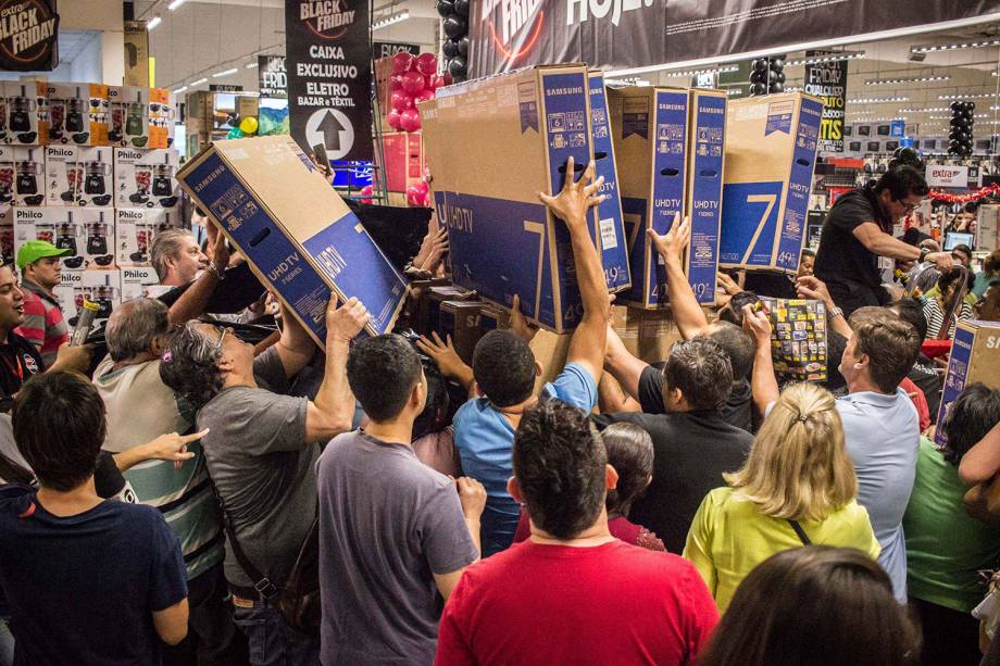 Consumidores aproveitam ofertas de TVs no Hipermercado Extra, localizado na Av.Ricardo Jafet, em São Paulo (SP), no início da Black Friday - 22/11/2018