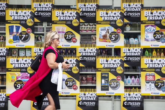 Consumidores conferem os preços das promoções de Black Friday no centro de Curitiba (PR) - 23/11/2018 Consumidores conferem os preços das promoções de Black Friday no centro de Curitiba (PR) - 23/11/2018