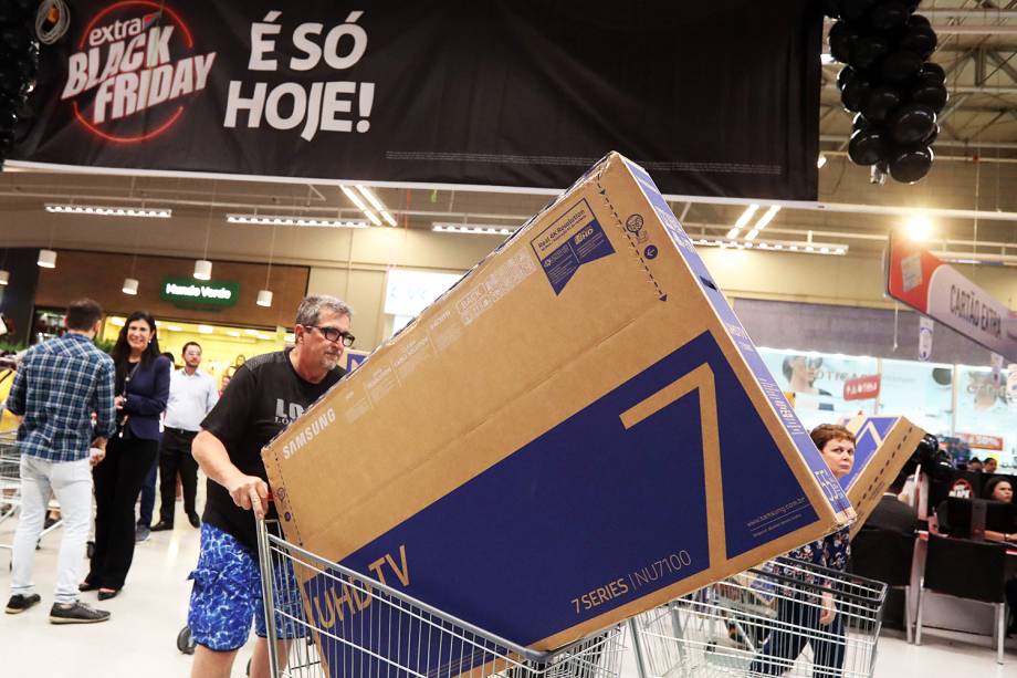 Consumidores aproveitam os descontos da Black Friday em loja do Hipermercado Extra na Avenida Ricardo Jafet, zona sul da cidade de São Paulo (SP) - 22/11/2018