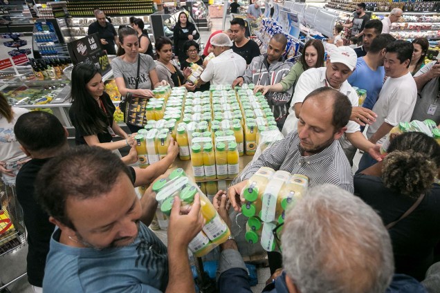 Consumidores aproveitam promoções da Black Friday no Hipermercado Extra, na Unidade Ricardo Jafet, em São Paulo (SP) - 22/11/2018