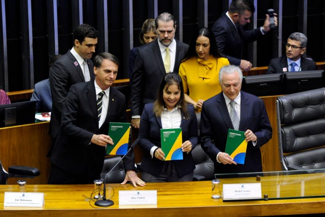 O presidente eleito Jair Bolsonaro participa ao lado do presidente Michel Temer da sessão solene do Congresso Nacional destinada a comemorar os 30 anos da Constituição Cidadã - 06/11/2018