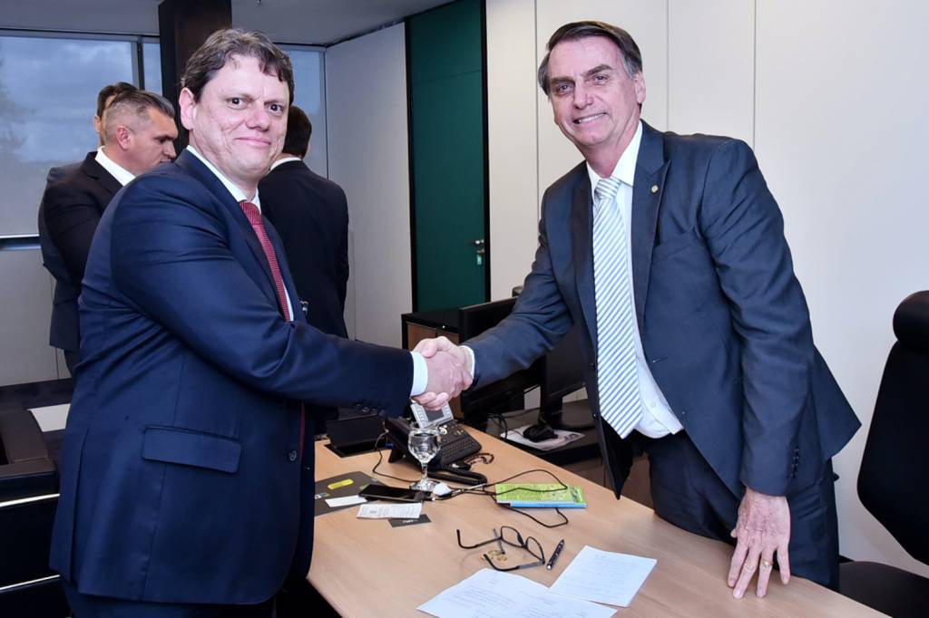 A corrida de Bolsonaro para receber Tarcísio de Freitas antes da mudança para presídio