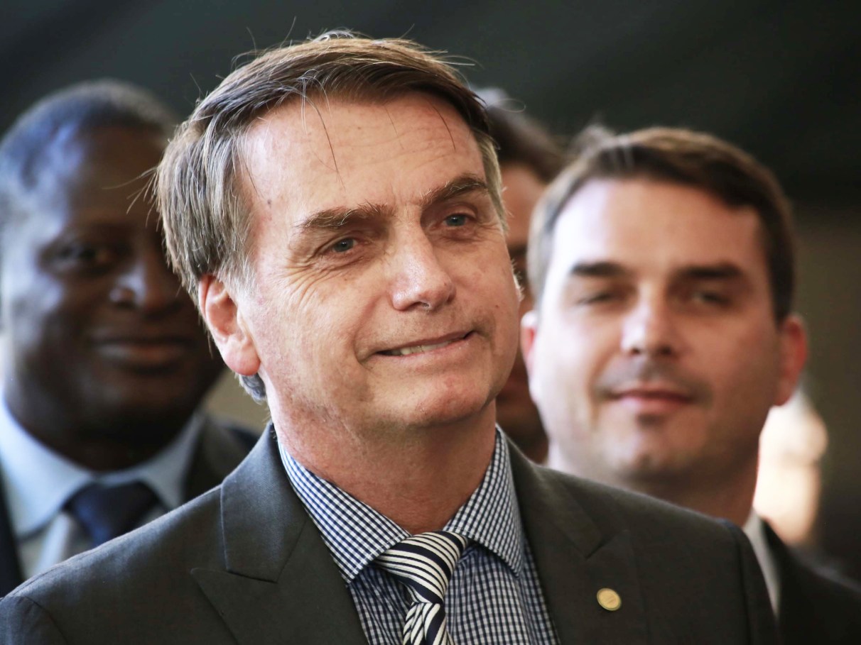 Maioria do TSE rejeita ação do PT contra Bolsonaro; decisão é adiada