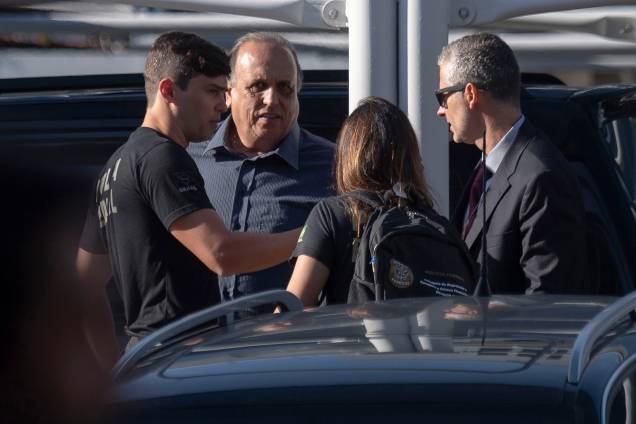 O governador do Rio de Janeiro, Luiz Fernando Pezão chega à sede da Polícia Federal no Rio de Janeiro após ser preso na operação Boca de Lobo - 29/11/2018