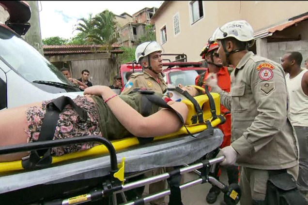 Equipe do Corpo de Bombeiros carrega ferida após deslizamento atingir o Morro da Boa Esperança, em Niterói (RJ) - 10/11/2018