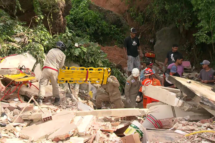 Equipe de Corpo de Bombeiros auxiliam feridos após deslizamento em Niterói (RJ) - 10/11/2018