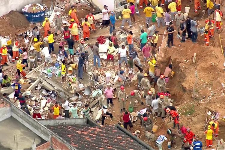 Equipe de Corpo de Bombeiros e da Defesa Civil auxiliam feridos após deslizamento em Niterói (RJ) - 10/11/2018