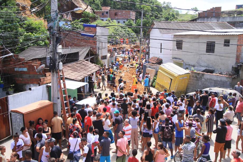 Moradores do Morro da Boa Esperança, em Niterói (RJ), observam trabalho de resgate do Corpo de Bombeiros e da Defesa Civil, após deslizamento atingir o local - 10/11/2018