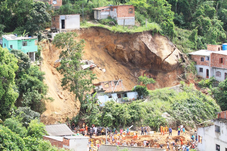 Deslizamento no Morro da Boa Esperança em Niterói (RJ), na madrugada deste sábado (10), causa a morte de ao menos três pessoas.