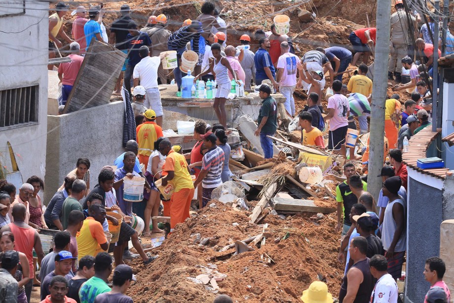 Voluntários e equipes do Corpo de Bombeiros e Defesa Civil auxiliam na remoção de escombros para encontrar possíveis vítimas após deslizamento no Morro da Boa Esperança, em Niterói (RJ) - 10/11/2018