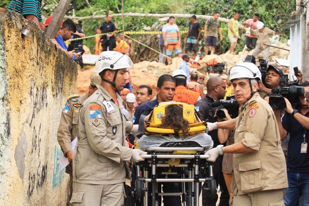 Mulher ferida é retirada de maca pela equipe do Corpo de Bombeiros, após deslizamento no Morro da Boa Esperança, localizado em Niterói (RJ) - 10/11/2018