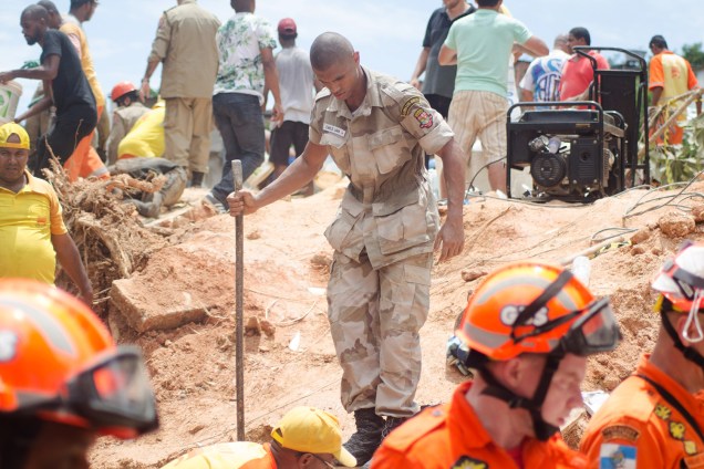 Membro da equipe do Corpo de Bombeiros procuram vítimas entre escombros, após deslizamento no Morro da Boa Esperança, no Rio de Janeiro (RJ) - 10/11/2018