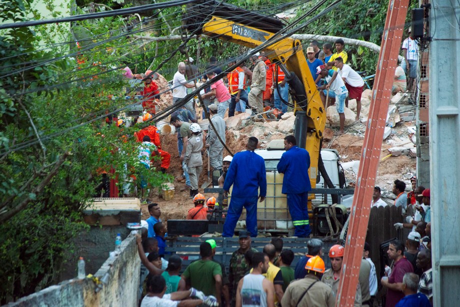 Equipes de resgate utilizam escavadeira para retirar escombros, em busca de sobreviventes, após deslizamento no Morro da Boa Esperança, em Niterói (RJ) -10/11/2018