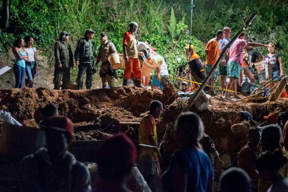 Equipes de resgate e moradores locais retiram escombros em busca de sobreviventes após deslizamento atingir o Morro da Boa Esperança, em Niterói (RJ) - 10/11/2018