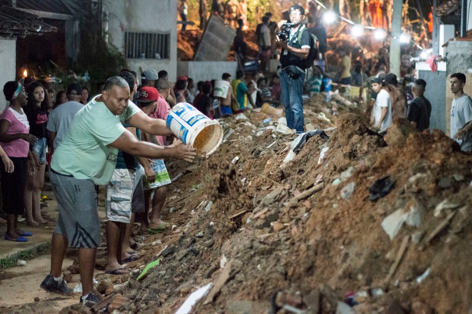 Equipes de resgate e moradores locais retiram escombros em busca de sobreviventes após deslizamento atingir o Morro da Boa Esperança, em Niterói (RJ) - 10/11/2018