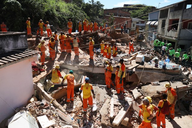 Membros da Defesa Civil retiram escombros na busca por sobreviventes após deslizamento atingir o Morro da Boa Esperança, em Niterói (RJ) - 11/11/2018