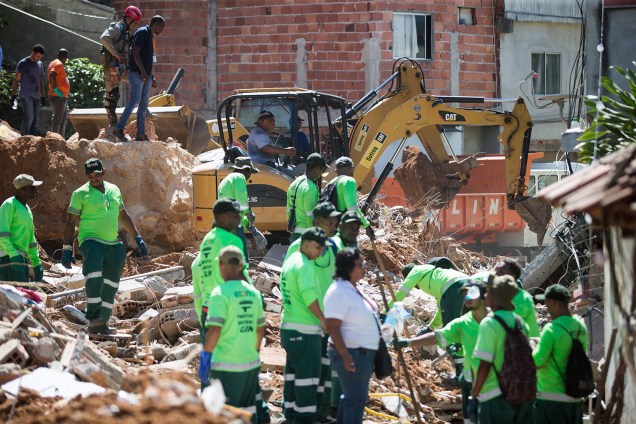 Funcionários de companhia de limpeza de Niterói (RJ), retiram escombros no Morro da Boa Esperança - 11/11/2018