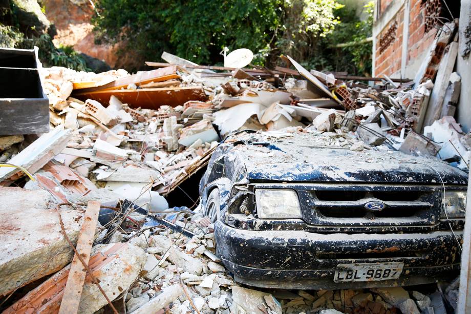 Equipes trabalham na remoção de entulho em área onde ocorreu deslizamento de encosta no Morro da Boa Esperança, em Piratininga, na região Oceânica de Niterói, no último sábado (10).