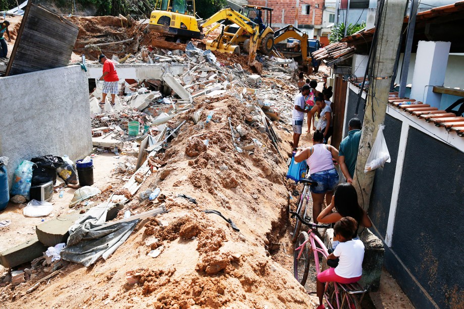 Equipes trabalham na remoção de entulho em área onde ocorreu deslizamento de encosta no Morro da Boa Esperança, em Piratininga, na região Oceânica de Niterói - 11/11/2018