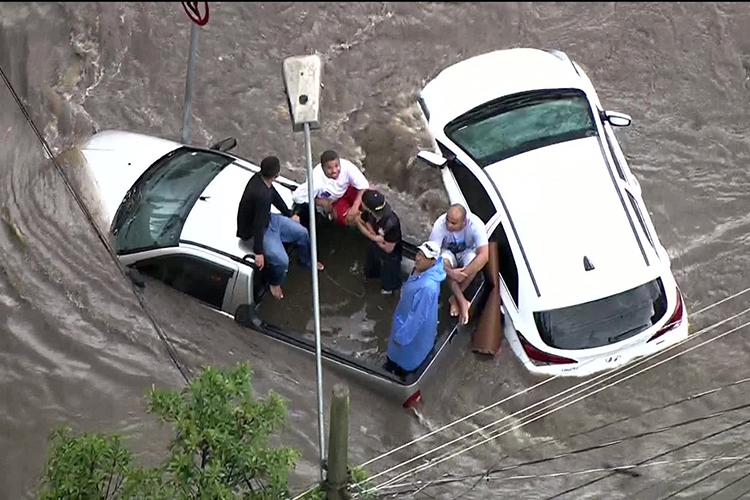 Chuvas causam alagamentos na Grande SP; capital tem estado de atenção