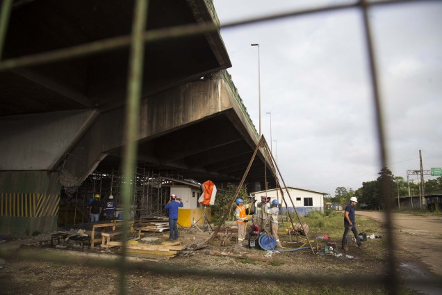 Equipes continuam o processo de escoramento do viaduto que cedeu na Marginal Pinheiros, na Zona Oeste de São Paulo - 16/11/2018