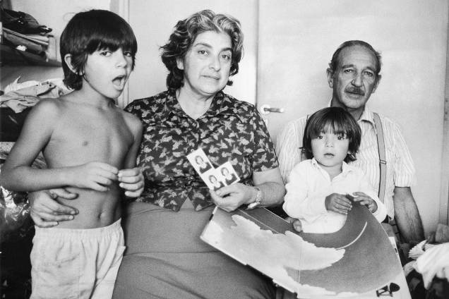 Camilo e Francesca Cesariego, filhos de Lilián Celiberti, com seus avós - 01/12/1978