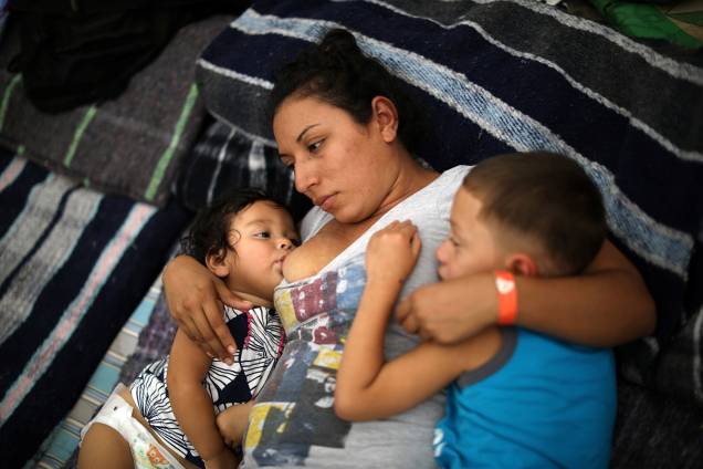 Glenia Luz Lopez, 29,Anos, é vista com seus filhos em acampamento montado na fronteira entre o México e os Estados Unidos - 24/11/2018