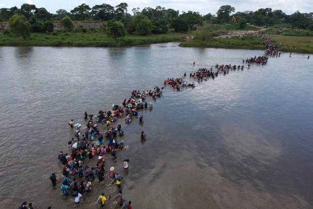Imigrantes de El Salvador atravessam o Rio Suchiate, na fronteira de México e Guatemala, durante a caravana que tem como destino os Estados Unidos - 02/11/2018