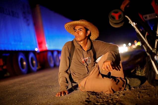 Cristian Israel, parte de uma caravana que viaja da América Central em rota para os Estados Unidos, espera para pegar carona depois de descansar em um acampamento improvisado em Matias Romero Avendano, México - 10/11/2018
