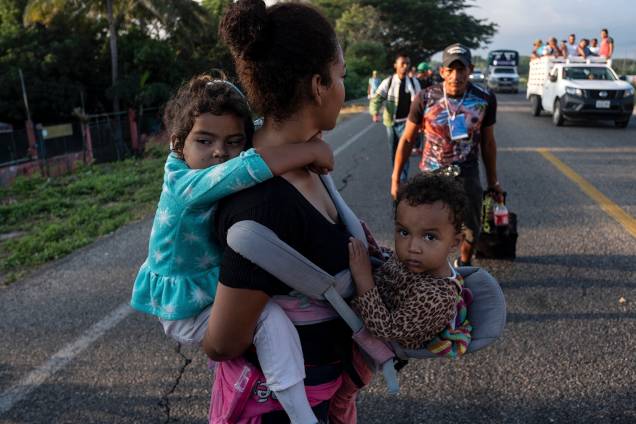 Migrante é vista com duas crianças durante a passagem da caravana em Matias Romero, cidade localizada no estado mexicano de Oaxaca - 01/11/2018