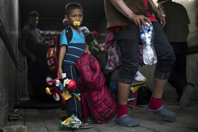 Criança é vista em fila para subir em caminhão, em Tijuana, cidade localizada no México - 27/11/2018