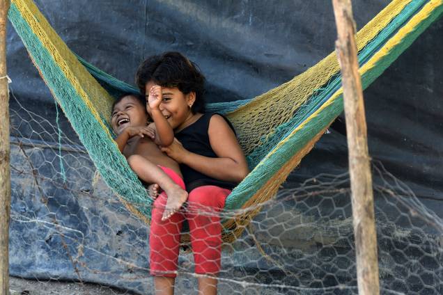 A hondurenha Loani Nicole, de 8 anos de idade, brinca com sua irmã Madelin Melissa, de 2 anos, na casa de seu avô em Tegucigalpa, Honduras, após sua mãe embarcar para participar da caravana de imigrantes - 24/11/2018