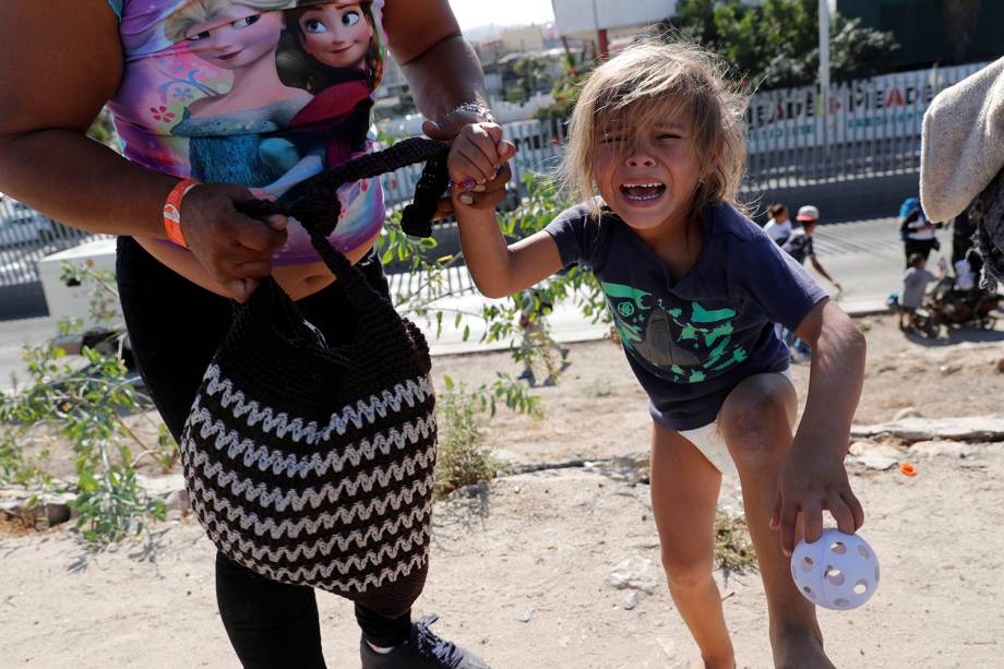 Garota chora durante confronto de imigrantes da América Central e policiais, próximo da fronteira entre o México e os Estados Unidos, na cidade de Tijuana - 25/11/2018