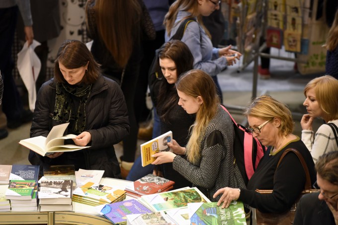 Pessoas escolhem livros em uma livraria na cidade de Vilnius, Lituânia