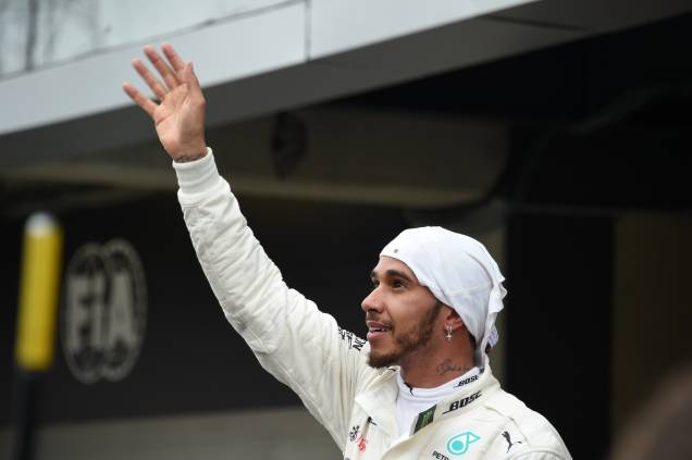 O piloto britânico Lewis Hamilton comemora após vencer o Grande Prêmio do Brasil de Fórmula 1 - 11/11/2018 O piloto britânico Lewis Hamilton comemora após vencer o Grande Prêmio do Brasil de Fórmula 1 - 11/11/2018