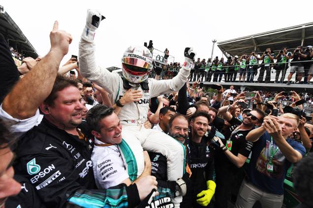O piloto britânico Lewis Hamilton comemora ao vencer o Grande Prêmio do Brasil de Fórmula 1 - 11/11/2018 O piloto britânico Lewis Hamilton comemora ao vencer o Grande Prêmio do Brasil de Fórmula 1 - 11/11/2018