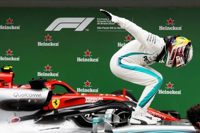O piloto britânico Lewis Hamilton comemora ao vencer o Grande Prêmio do Brasil de Fórmula 1 - 11/11/2018 O piloto britânico Lewis Hamilton comemora ao vencer o Grande Prêmio do Brasil de Fórmula 1 - 11/11/2018