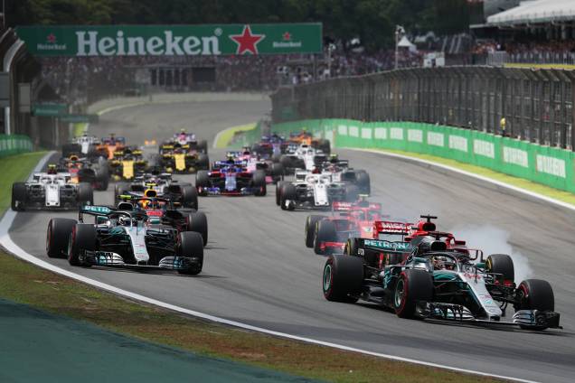 Lewis Hamilton, da Mercedes, lidera na primeira curva durante o Grande Prêmio do Brasil de Fórmula 1, realizado no Autódromo de Interlagos - 11/11/2018 Lewis Hamilton, da Mercedes, lidera na primeira curva durante o Grande Prêmio do Brasil de Fórmula 1, realizado no Autódromo de Interlagos - 11/11/2018