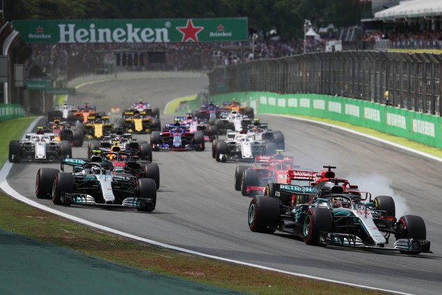 Lewis Hamilton, da Mercedes, lidera na primeira curva durante o Grande Prêmio do Brasil de Fórmula 1, realizado no Autódromo de Interlagos - 11/11/2018